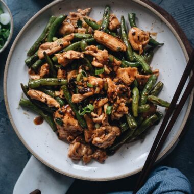 String bean chicken served in plate