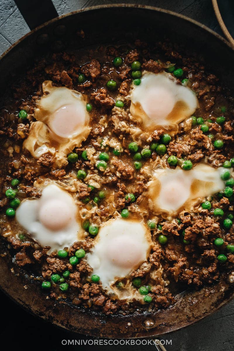 Cantonese Ground Beef Rice and Eggs | A super easy Cantonese minced beef bowl cooked with an oyster-sauce-based sauce, onion, green peas, and runny eggs. Top it on steamed rice or noodles to make a hearty and healthy meal. It’s also perfect to make ahead and use as meal-prep. {Gluten-Free Adaptable} Cantonese minced beef with rice cooked in a pan