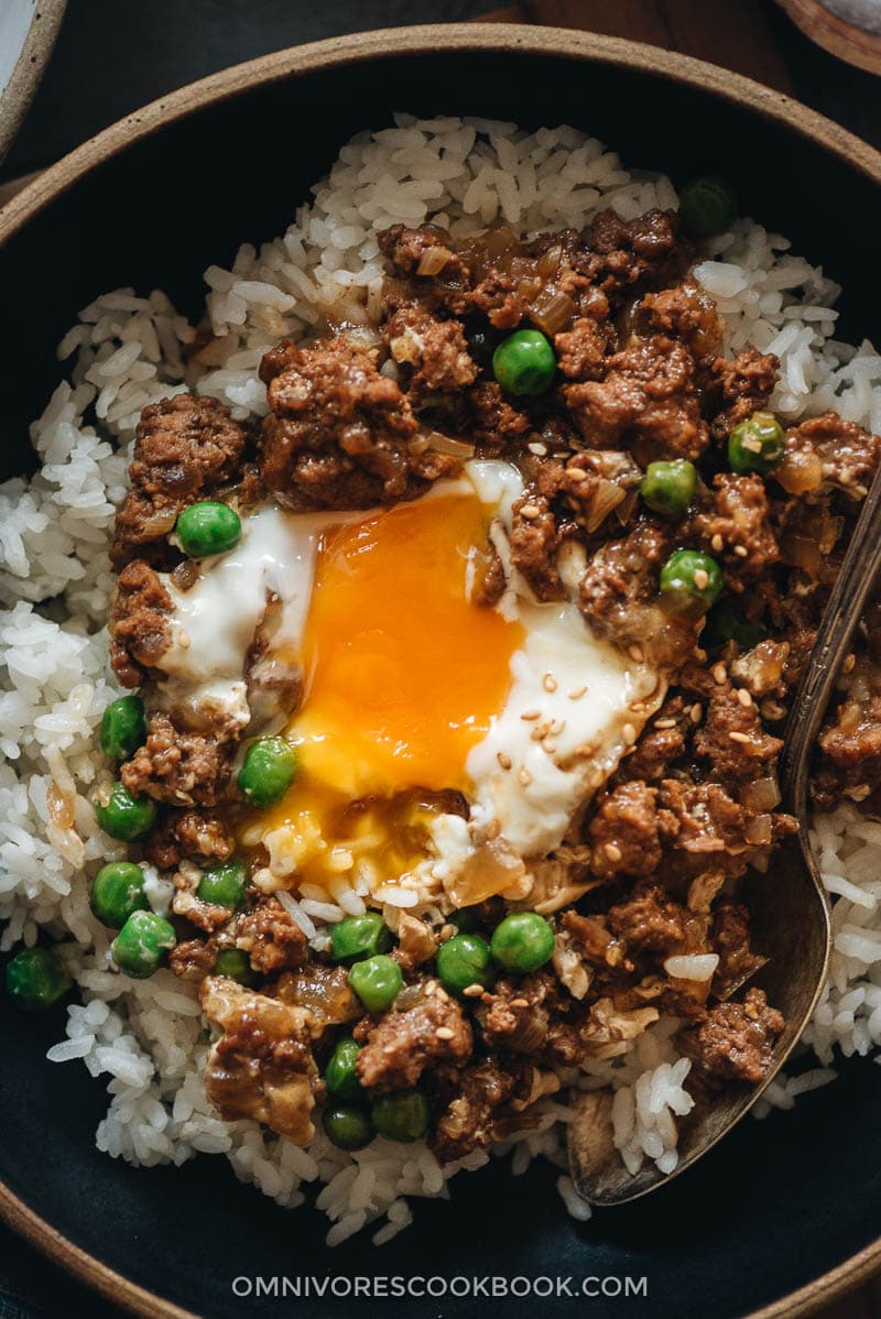 Cantonese Ground Beef Rice and Eggs | A super easy Cantonese minced beef bowl cooked with an oyster-sauce-based sauce, onion, green peas, and runny eggs. Top it on steamed rice or noodles to make a hearty and healthy meal. It’s also perfect to make ahead and use as meal-prep. {Gluten-Free Adaptable} Cantonese minced beef bowl close-up
