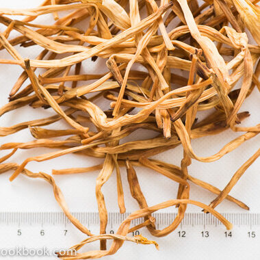 Dried Lily Flowers | omnivorescookbook.com