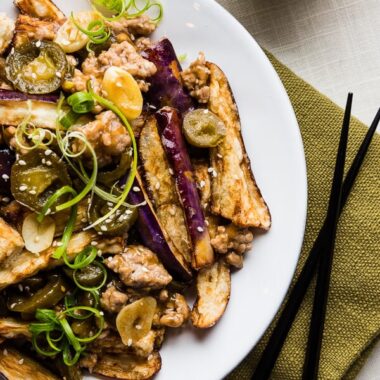 Crispy Eggplant with Szechuan Meat Sauce (鱼香茄子) - Truly crispy eggplant served with an appetizing and pungent sour-spicy sauce | omnivorescookbook.com