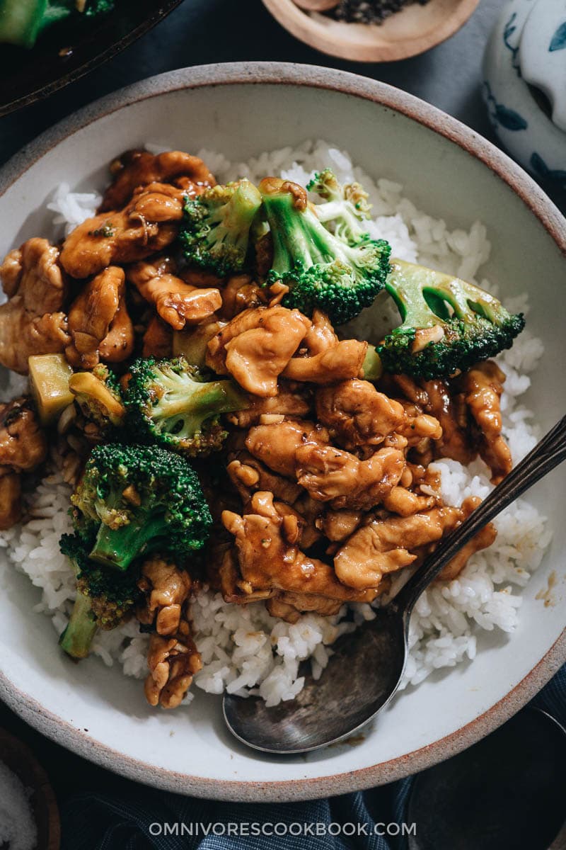 Chicken and Broccoli (Chinese Takeout Style) | An easy chicken and broccoli stir fry recipe that yields juicy chicken and crisp broccoli in a rich brown sauce, just like the one from a Chinese restaurant. {Gluten-Free Adaptable} Stir fried chicken with broccoli served on steamed rice