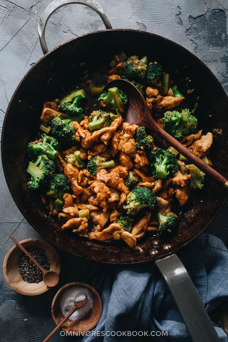Chicken and Broccoli (Chinese Takeout Style) | An easy chicken and broccoli stir fry recipe that yields juicy chicken and crisp broccoli in a rich brown sauce, just like the one from a Chinese restaurant. {Gluten-Free Adaptable} Stir fried chicken with broccoli