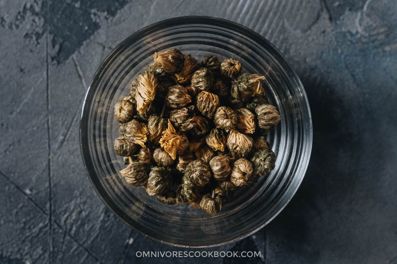 Dried chrysanthemum buds