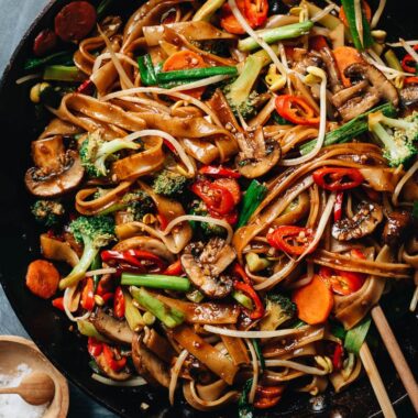 Vegetable chow fun in a pan