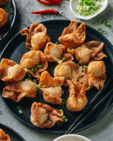 Fried wontons served in a plate