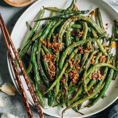 Garlic green beans cooked in an air fryer