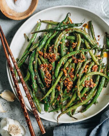 Garlic green beans cooked in an air fryer