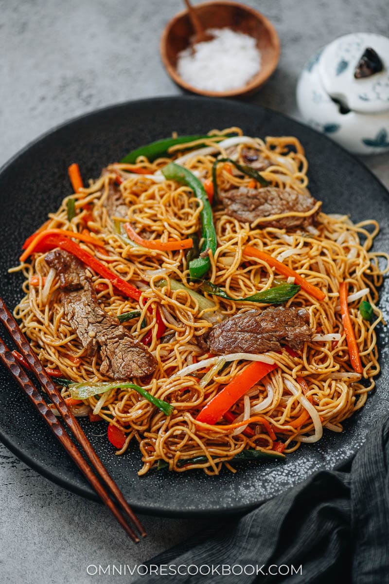 Niu Rou Chao Mian served in a plate