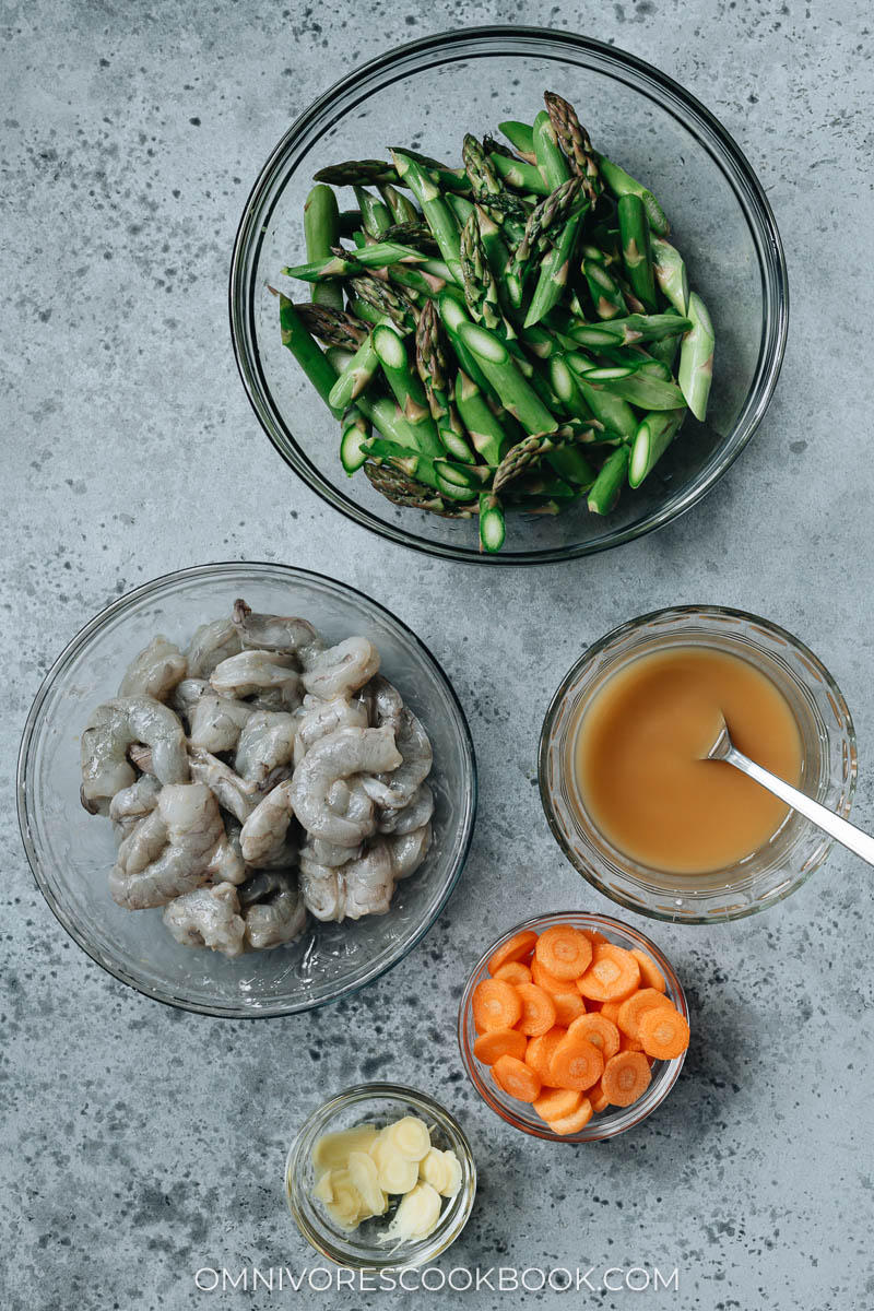 Ingredients for making shrimp and asparagus