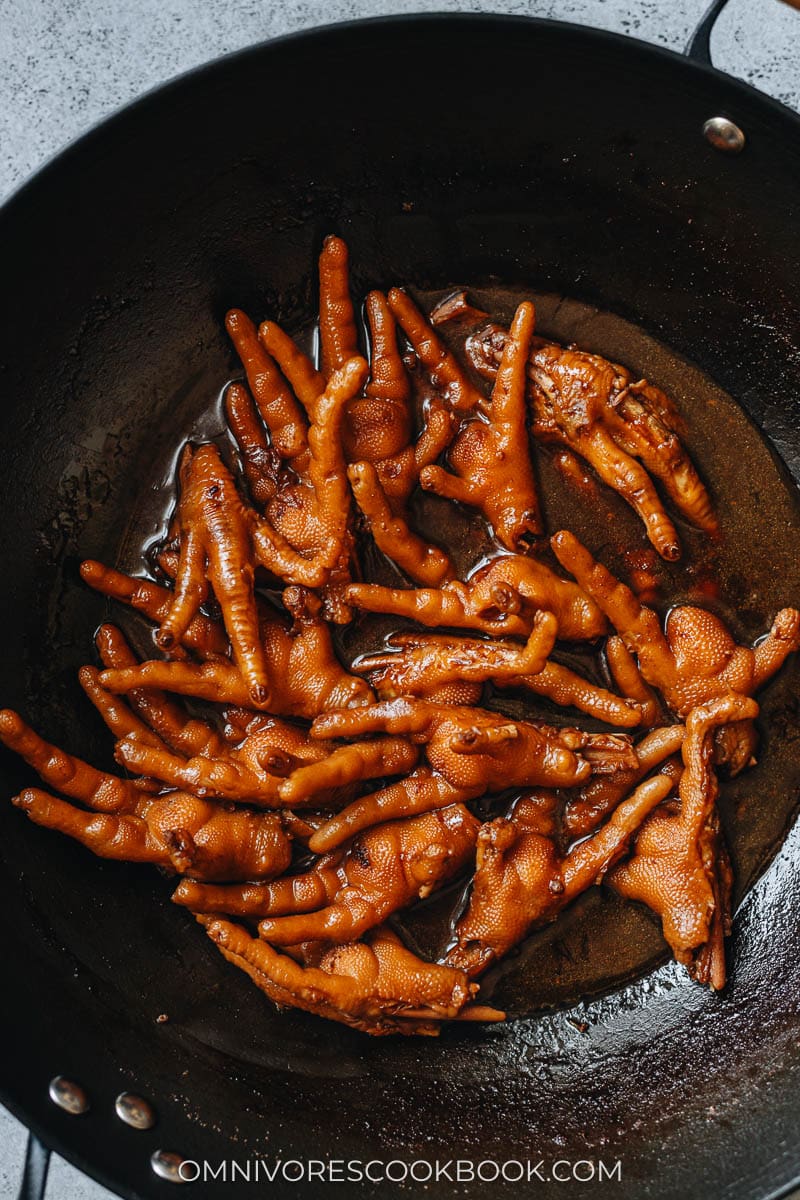 Northern style braised chicken feet in a wok