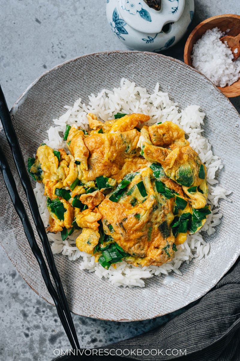 Chinese chive and egg over steamed rice