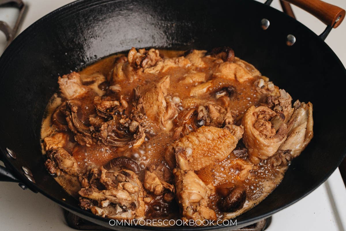 Finish up making Chinese braised chicken