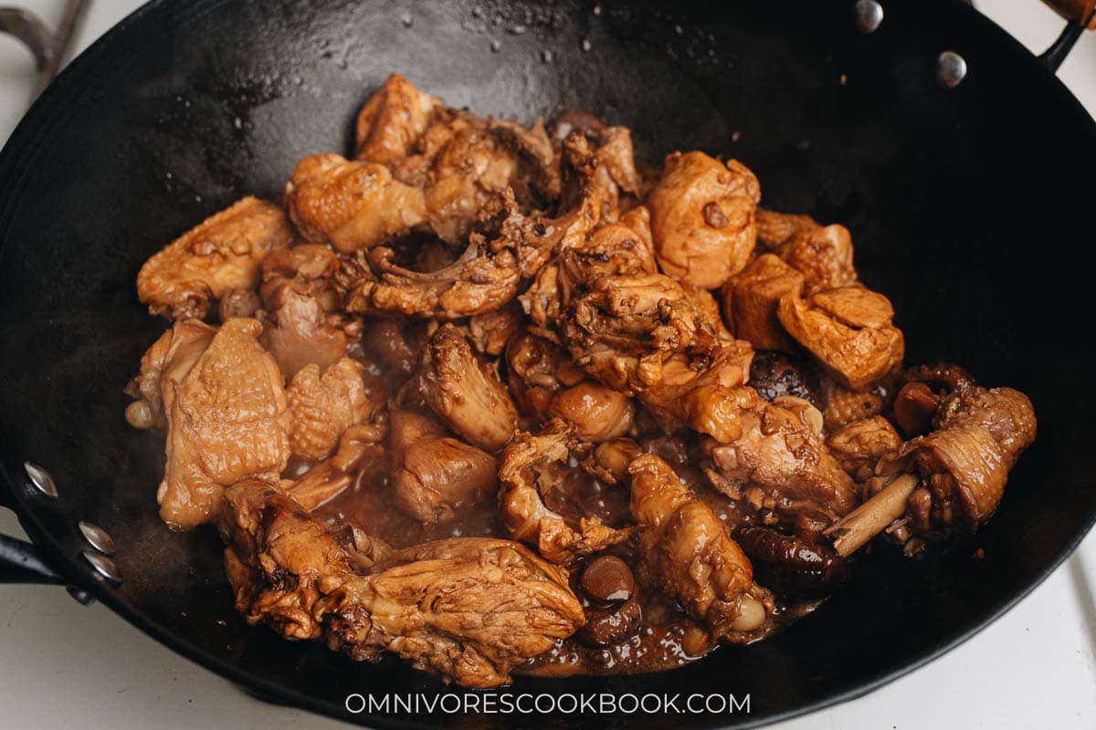 Finish up making Chinese braised chicken