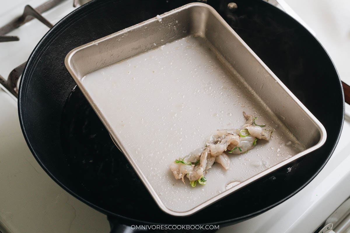 Add shrimp onto the rice roll