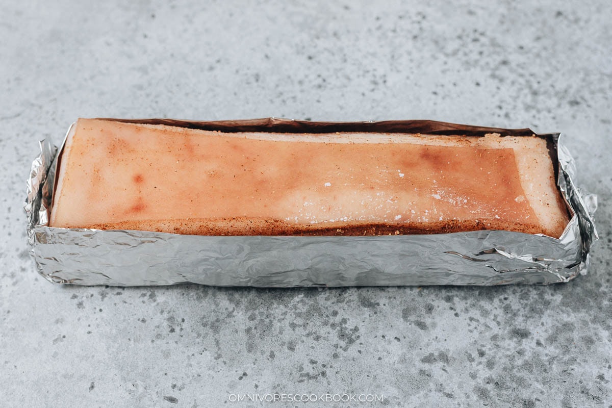 Use an aluminum box to hold pork belly